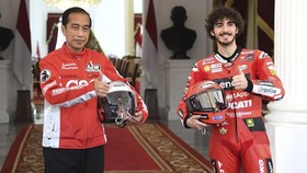 Jokowi Beri Trofi di Podium MotoGP Mandalika