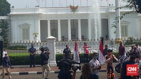 Jokowi Pamer Motor Custom ke Pembalap MotoGP Sebelum Parade