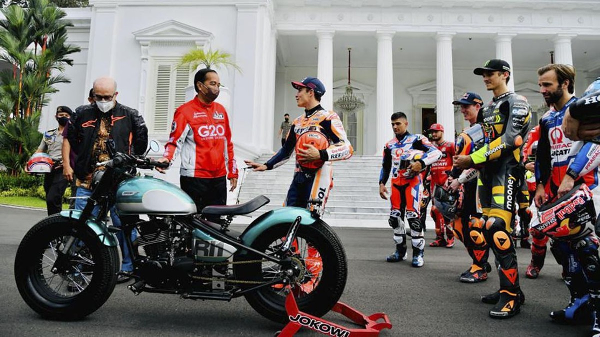 FOTO: Jokowi Pamer Motor Custom ke Pembalap MotoGP