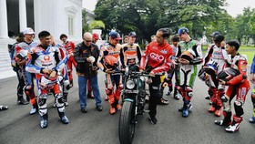 FOTO: Jokowi Pamer Motor Custom ke Pembalap MotoGP