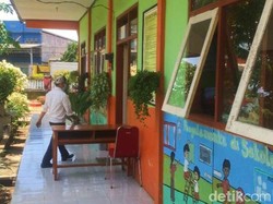 Tangan Jahil Hancurkan Jendela Kaca SD di Banyuwangi