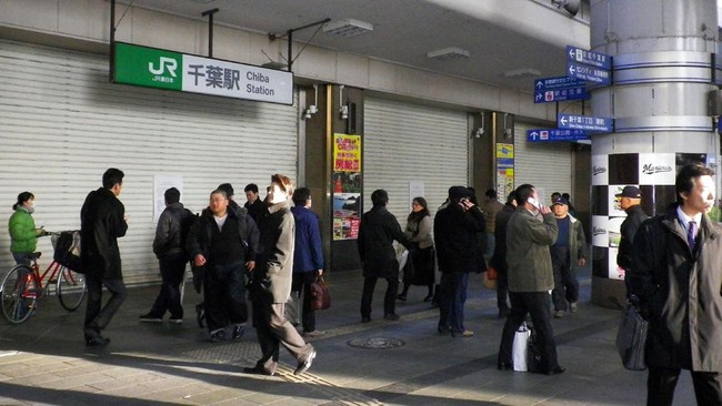 JR East mengungkapkan operasional kereta terganggu usai gempa 7,3 M di Jepang. 