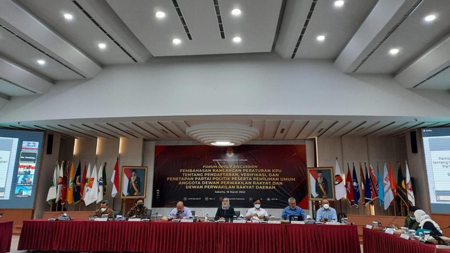 Komisioner Komisi Pemilihan Umum (KPU) yang baru dan lama rapat bersama membahas aturan tentang pelaksanaan Pemilu 2024.