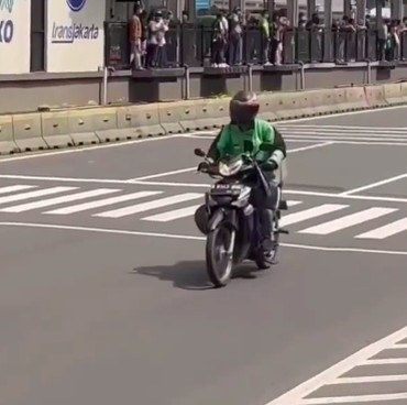 Lewati Rute Parade MotoGP, Sopir Ojol Ini Santuy Sambil Lambaikan Tangan