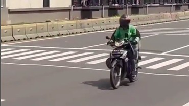 Lewati Rute Parade MotoGP, Sopir Ojol Ini Santuy Sambil Lambaikan Tangan