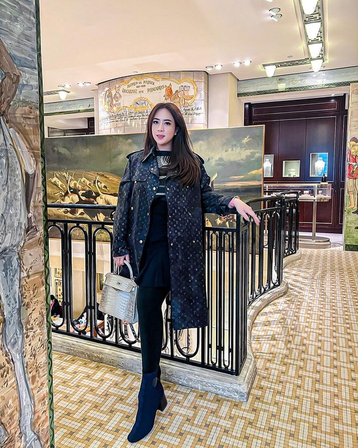 Sosok Maharani Kemala yang dijuluki crazy rich Bali jadi sorotan&comma; sebelumnya ia sempat jadi pegawai bank&period; Yuk&comma; intip transformasinya&excl;