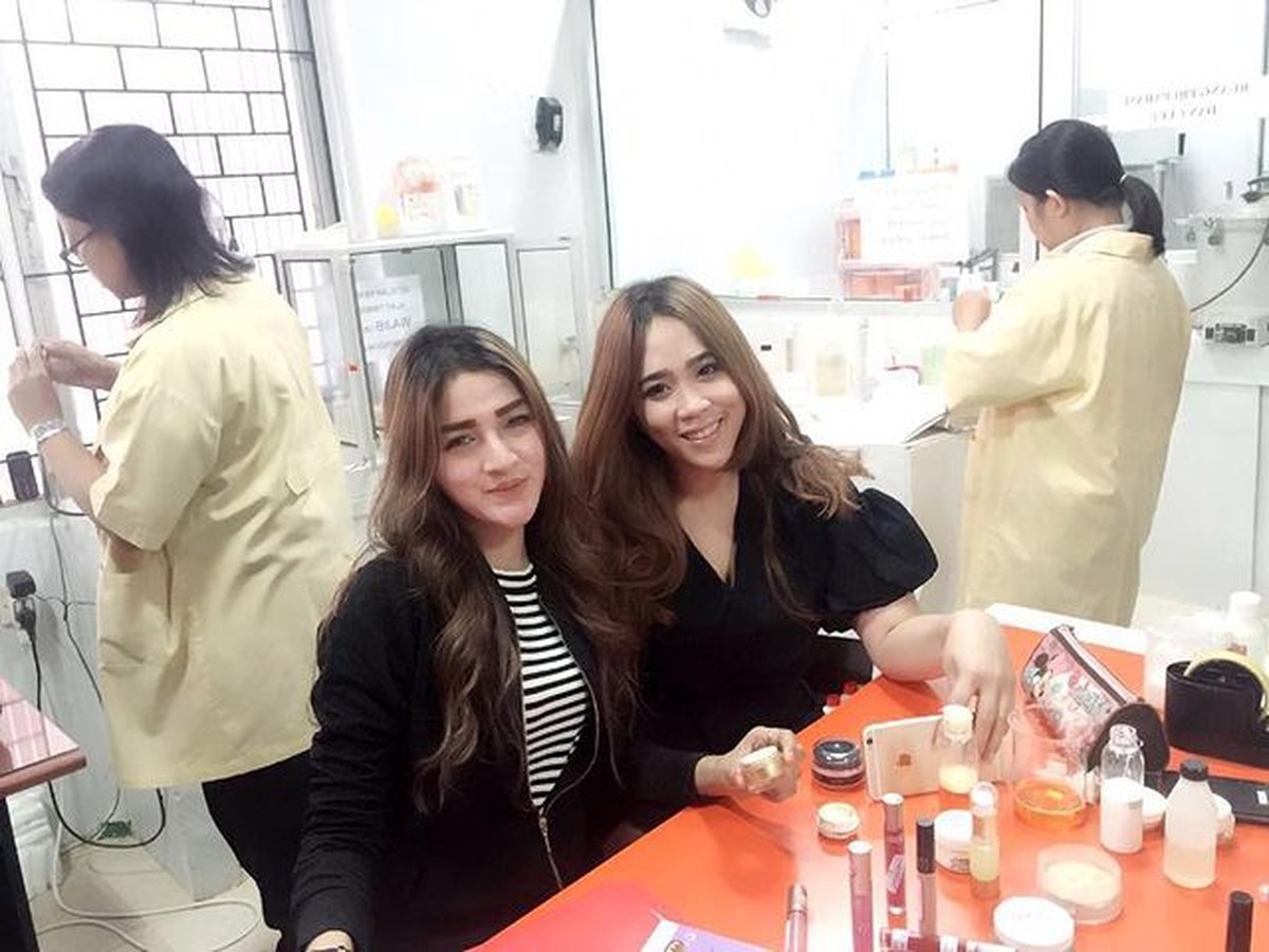 Sosok Maharani Kemala yang dijuluki crazy rich Bali jadi sorotan&comma; sebelumnya ia sempat jadi pegawai bank&period; Yuk&comma; intip transformasinya&excl;