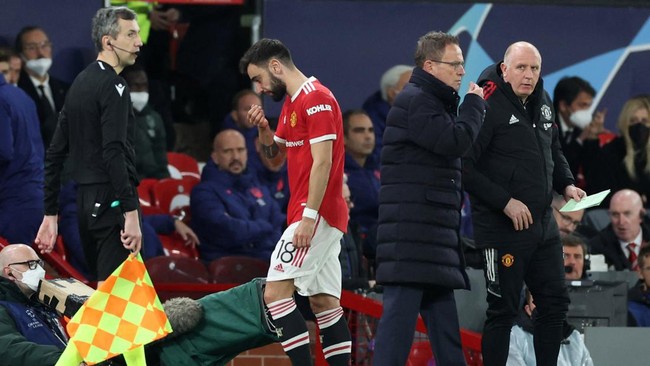 Ralf Rangnick menuding Atletico Madrid buang-buang waktu sedangkan Diego Simeone gembira bisa menyingkirkan Manchester United di Liga Champions.