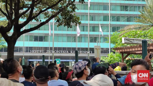 Ratusan masyarakat masih bertahan di depan Hotel Indonesia Kempinski meski parade MotoGP telah usai sejak dua jam sebelumnya.