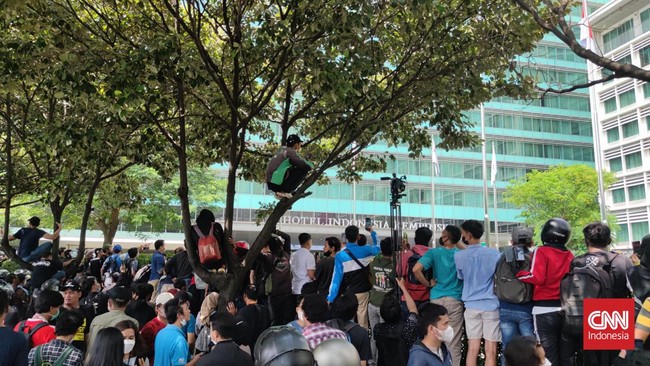 Direktur Ducati Paolo Ciabatti kagum dengan antusiasme fans di Indonesia yang sampai rela naik pohon demi melihat para pembalap saat parade MotoGP Mandalika.
