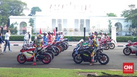 Pembalap MotoGP Minum Wedang Jahe Tunggu Foto dengan Jokowi