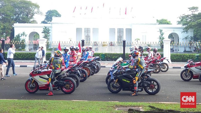 Presiden Jokowi melakukan foto satu-satu dengan 20 pembalap MotoGP di Istana Merdeka jelang parade yang berlangsung di Jakarta.