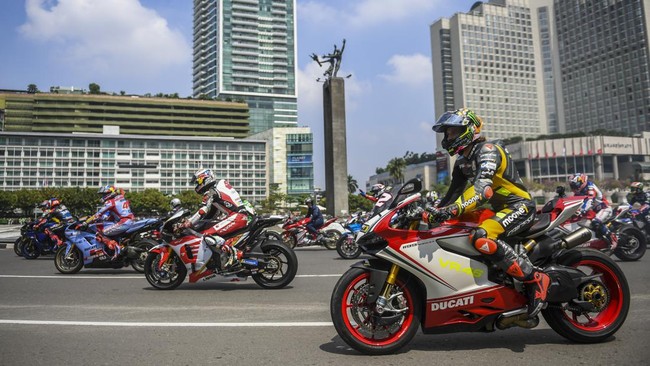Lewat pernyataan bernada seloroh hingga pantun, sejumlah anggota Komisi X DPR 'meminta' jatah nonton MotoGP Mandalika saat raker dengan Menparekraf Sandiaga.