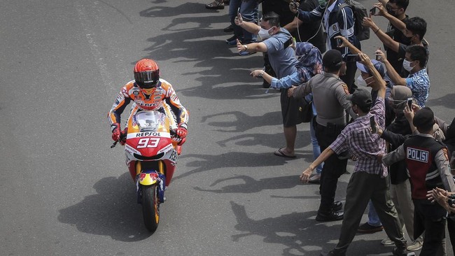 Netizen dibuat takjub dengan aksi bandel Marc Marquez yang unjuk kemampuan di atas motor miliknya saat parade MotoGP Mandalika.