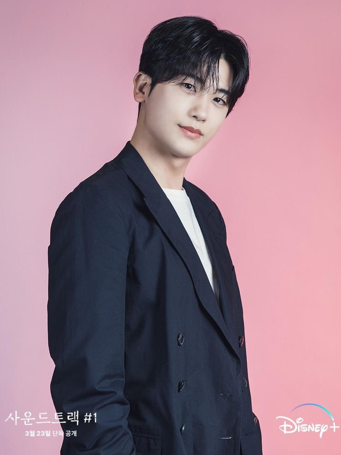 Sementara, Park Hyung Sik akan berperan sebagai Han Sun Woo, sahabat dari Lee Eun Soo yang berprofesi sebagai fotografer. Meski dikenal 'irit' bicara, namun ia bisa menjadi sosok yang hangat di depan Eun Soo./ Foto: instagram.com/disneypluskr