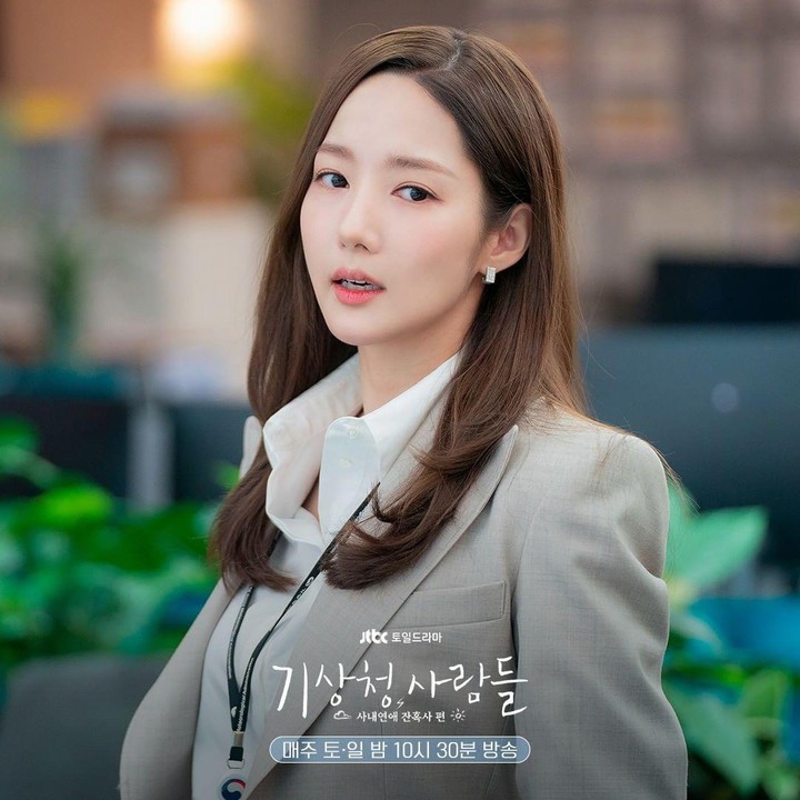 <p>Park Min Young yang berperan sebagai Jin Ha Kyung kerap tampil dengan setelan formal yang eye catching. (Foto: Instagram @jtbcdrama)<br /><br /><br /></p>