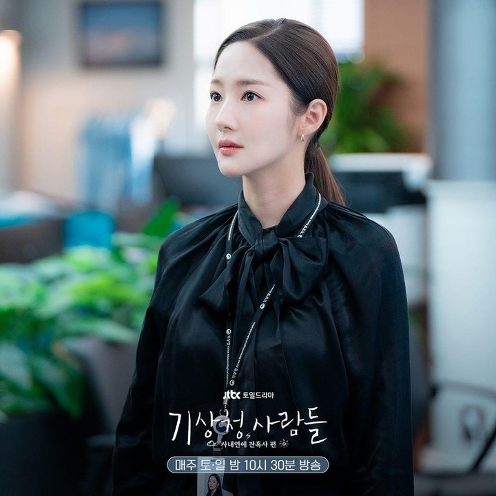 <p>Blouse hitam dengan aksen pita di leher seperti look berikut ini pun tak kalah menarik untuk ditiru. Bisa untuk Bunda yang berhijab juga, lho. Dari semua penampilan, mana yang paling Bunda suka? (Foto: Instagram @jtbcdrama)</p>