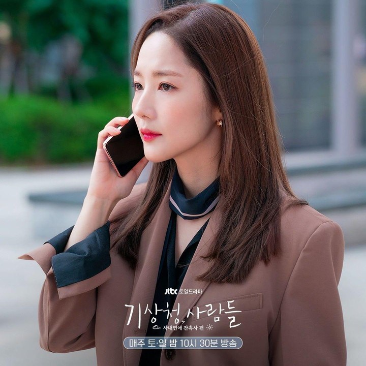 <p>Drama Korea Forecasting Love and Weather sedang menarik perhatian nih, Bunda. Park Min Young sebagai pemeran utama lawan main Song Kang pun tampil memukau dengan busana yang menonjolkan karakternya sebagai wanita karier. (Foto: Instagram @jtbcdrama)<br /><br /><br /></p>