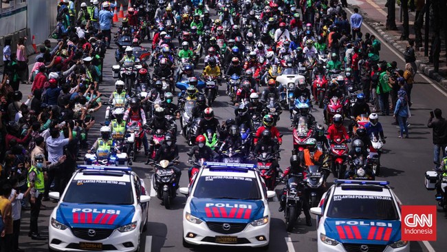 Ratusan masyarakat dari pelbagai elemen masih memadati kawasan Bundaran HI yang menjadi titik akhir parade pembalap MotoGP