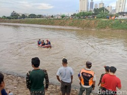 Bocah Hilang Tenggelam Saat Berenang di Banjir Kanal Barat Jakpus