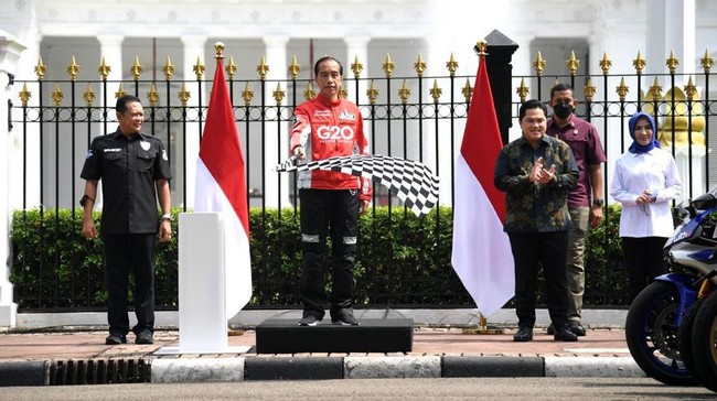 Presiden Jokowi didampingi Menteri BUMN Erick Thohir dan Direktur Utama PT Pertamina Nicke Widyawati melepas 20 pembalap MotoGP yang hendak konvoi.
