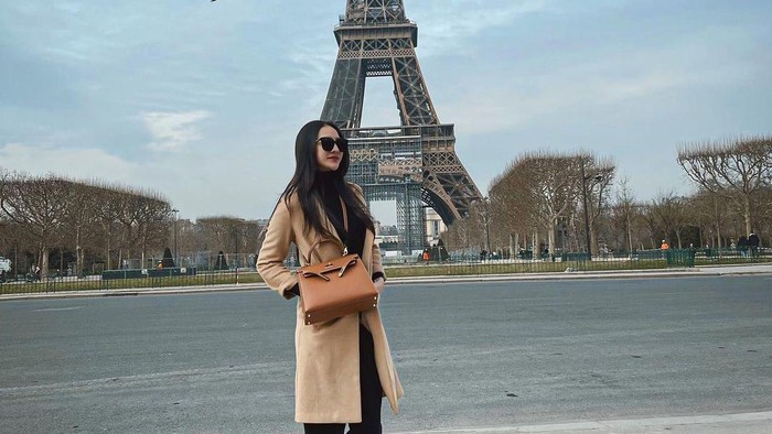 Datang ke Kota Paris, Intip Gaya Stylish Anya Geraldine di Kota Mode Tersebut