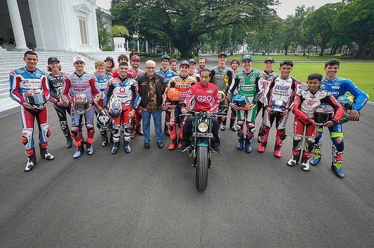 Presiden Jokowi dan Marc Marquez Para pebalap MotoGP melakukan parade dan bertemu dengan presiden Jokowi di Istana Negara Rabu (16/3). Yuk, intip momennya!