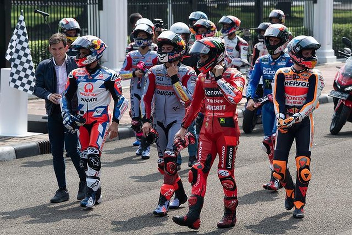 Para pebalap MotoGP melakukan parade dan bertemu dengan presiden Jokowi di Istana Negara Rabu &lpar;16&sol;3&rpar;&period; Yuk&comma; intip momennya&excl;