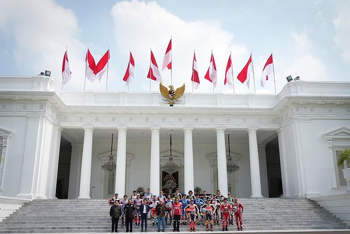 Para pebalap MotoGP melakukan parade dan bertemu dengan presiden Jokowi di Istana Negara Rabu &lpar;16&sol;3&rpar;&period; Yuk&comma; intip momennya&excl;