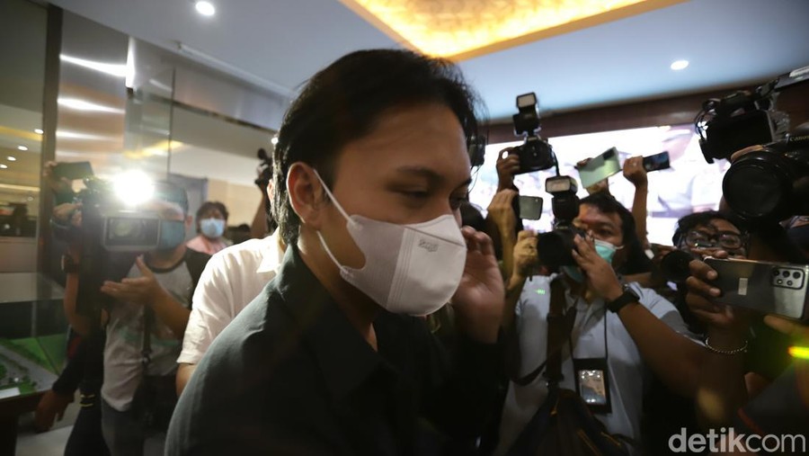 Rizky Febian saat tiba di Bareskrim.