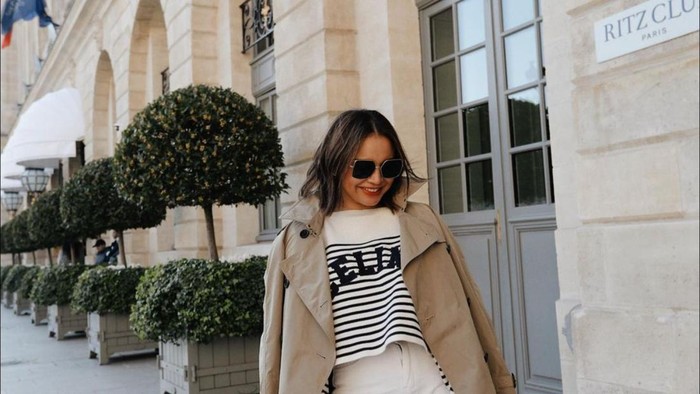Simak Gaya Chic dan Awet Muda Rossa Selama di Paris