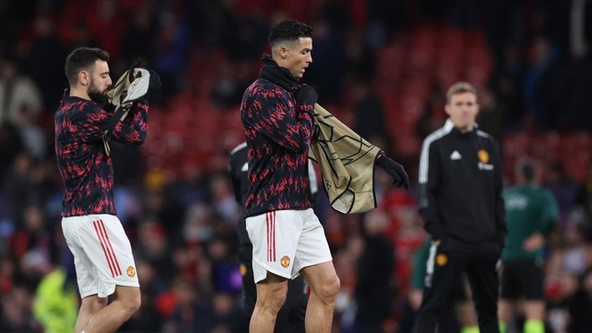 Bintang Manchester United Cristiano Ronaldo diteriaki nama Lionel Messi oleh suporter Atletico Madrid di Liga Champions, Rabu (16/3) dini hari WIB.