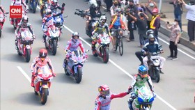 VIDEO: Warga Antusias Lihat Pembalap MotoGP Parade