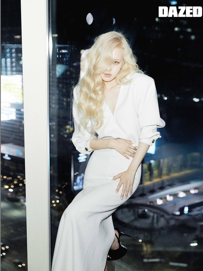 Tidak hanya gaya berpakaiannya yang classy, dalam pemotretan untuk DAZED Korea ini Rosé menarik perhatian dengan rambut blonde panjangnya yang membuat dirinya terlihat sangat memukau./ Foto: instagram.com/dazedkorea