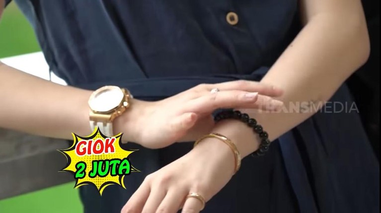 Vanessa Khong Vanessa Khong, tunangan Indra Kenz tersangka kasus investasi bodong jadi sorotan OOTD senilai Rp1,4 miliar. Yuk, intip!