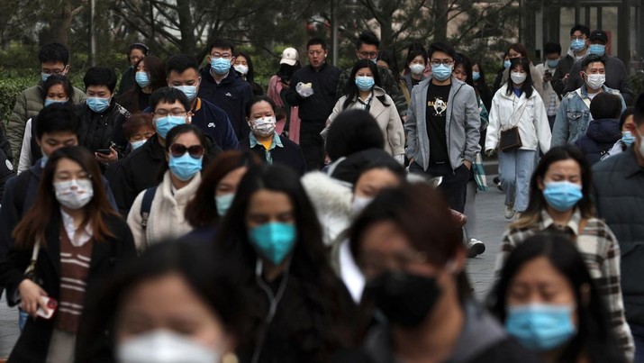 Warga China memakai masker saat jam kerja (REUTERS/TINGSHU WANG)
