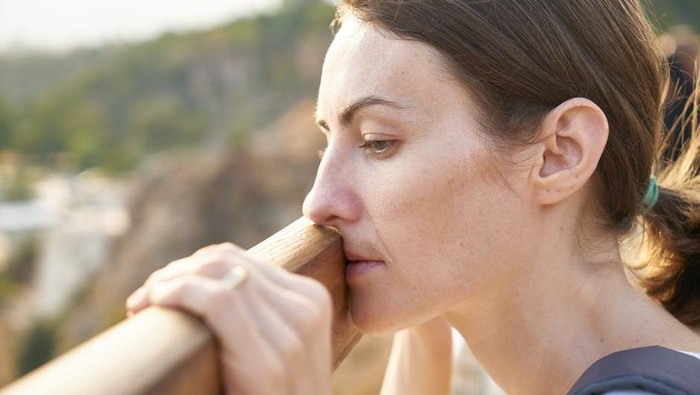 5 Kebiasaan Ini Bisa Membuatmu Jauh dari Rasa Bahagia, Termasuk Suka Overthinking!