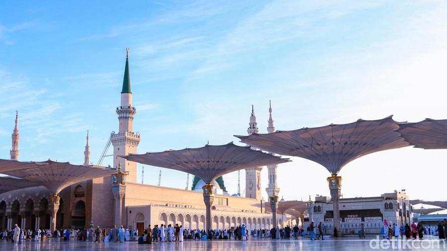Medina / Saudi Arabia - 13 Dec 2019: Prophet Mohammed Mosque , Al Masjid an Nabawi - Medina - Saudi Arabia