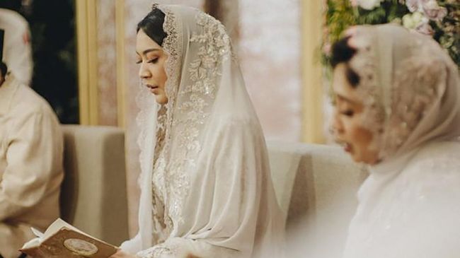 Putri Tanjung bakal mengikuti upacara midodareni sebagai salah satu rangkaian prosesi pernikahan adat Jawa. Apa itu midodareni?