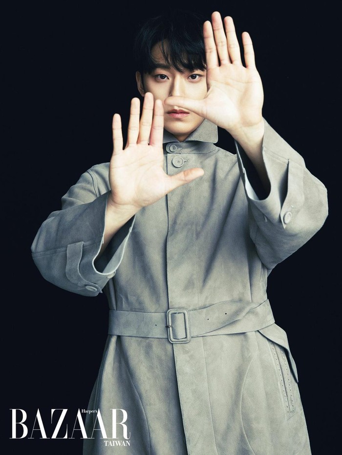 Aktor kelahiran tahun 1995 ini memulai debut aktingnya dengan membintangi drama populer “Prison Playbook” pada tahun 2017, dengan berperan sebagai Lee Joon Ho muda./ Foto: instagram.com/harpersbazaar_tw