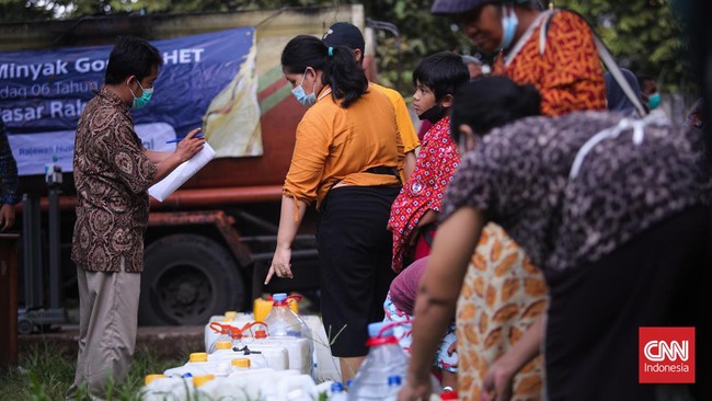 Warga di Bali dan Jawa Tengah rela antre berjam-jam untuk mendapatkan minyak goreng curah murah.
