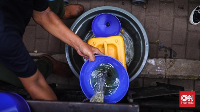 Gapki menyebut minyak goreng curah tetap harus disubsidi meski Jokowi melarang ekspor minyak goreng sawit supaya harganya bisa ditekan jadi Rp14 ribu per liter.