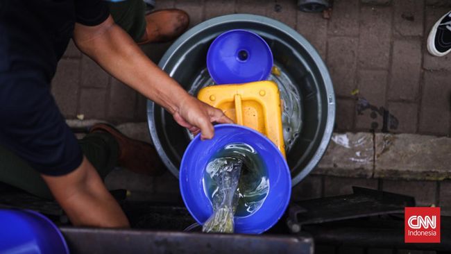 ID FOOD Sediakan Pom Minyak Goreng Curah di Pasar Tradisional ID FOOD menyediakan pom minyak goreng curah di berbagai pasar tradisional sebagai upaya menjaga ketersediaan minyak goreng agar memenuhi kebutuhan masyarakat.