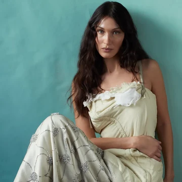 img-title Bella Hadid Akui Operasi Hidung Saat Usia 14, Sang Ibu Dianggap Berlakukan Standar Kecantikan