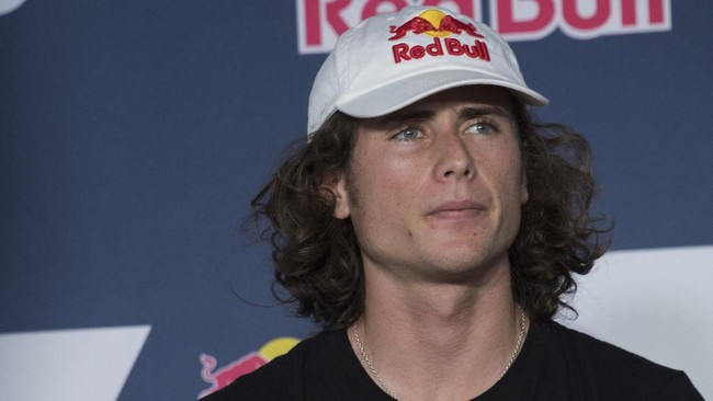 Pembalap Moto2 Joe Roberts mencoba menjadi penjual kain tenun khas Lombok atau kain sasak jelang tampil di Moto2 Mandalika 2022 di Sirkuit Mandalika.
