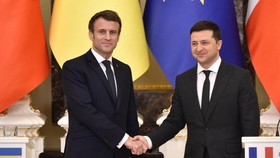 Macron Isyaratkan Prancis Cs Bisa Kirim Tentara ke Ukraina Lawan Rusia