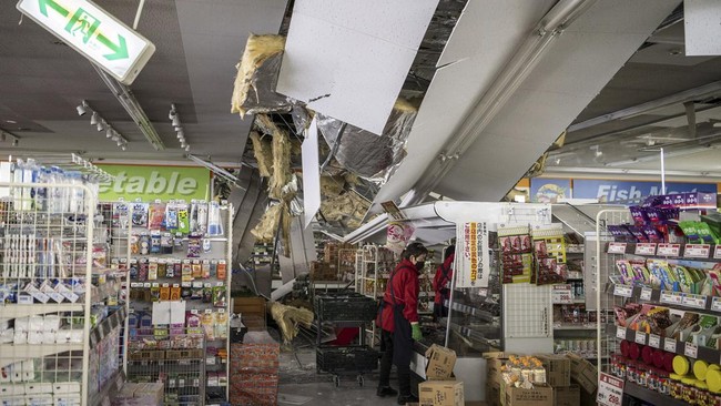 FOTO: Hancur Lebur Jepang Diguncang Gempa Berpotensi Tsunami