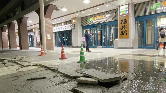 Pihak berwenang mencabut peringatan tsunami beberapa jam usai gempa bermagnitudo 7,3 M mengguncang Jepang timur Rabu (16/3) malam.