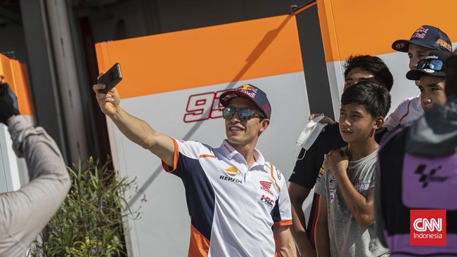 Sesi pertama rangkaian MotoGP Mandalika yang terdiri dari latihan bebas (free practice/FP), Jumat (18/3), diwarnai lintasan yang basah karena hujan.