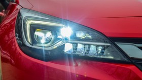 Jangan Panik Lampu Mobil Tiba-tiba Mati Saat Berkendara Malam Hari